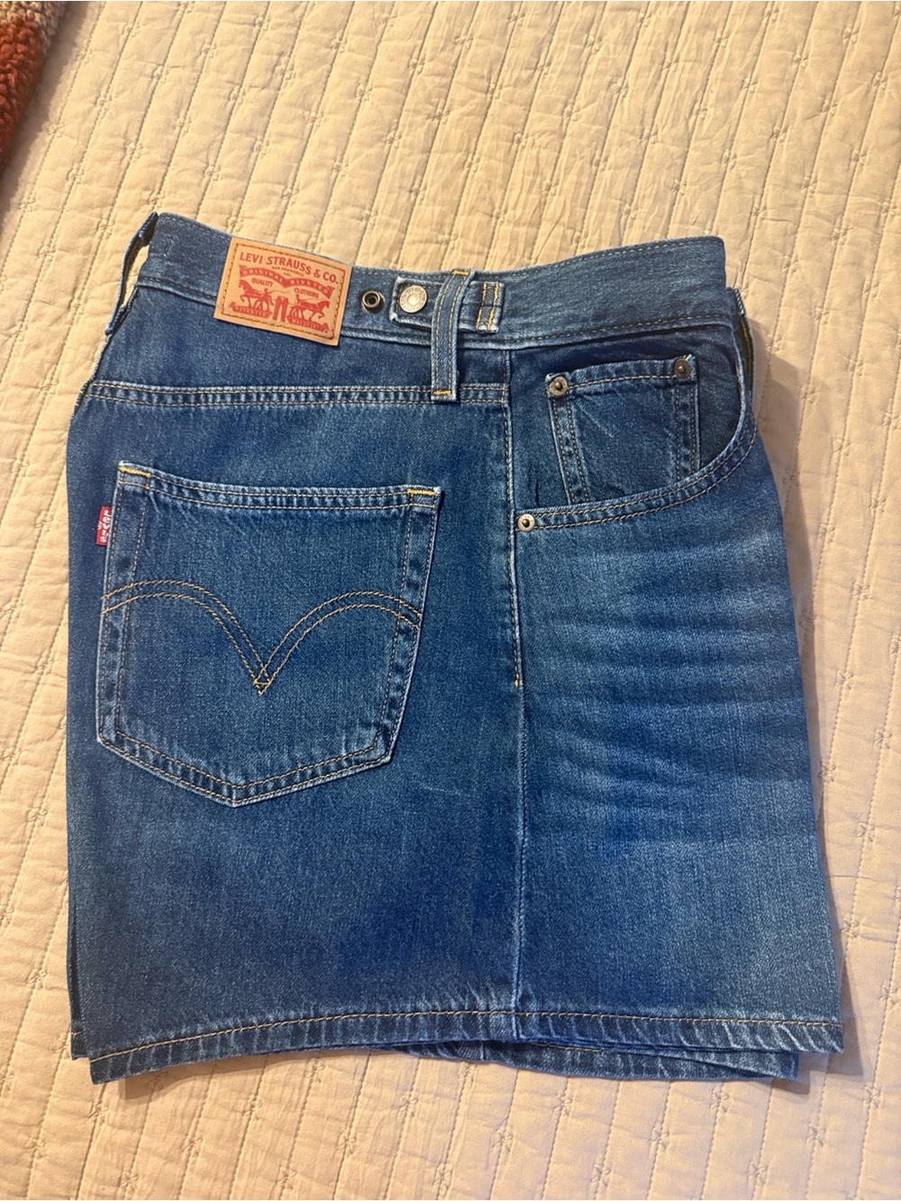 Women’s Levi shorts with adjustable waistband